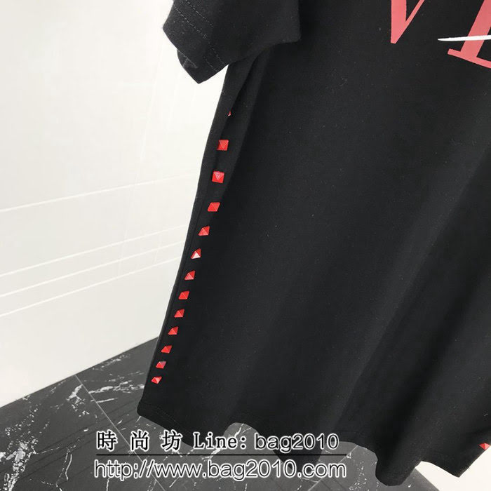 VALENTINO華倫天奴 19早春情人節限定 柳釘短袖T-shirt 雙股絲光棉面料 數碼印花工藝 高版本情侶款 ydi2015